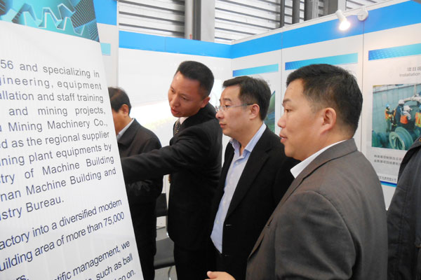Mayor Wan Xinting personally visited theexhibition and guided our work